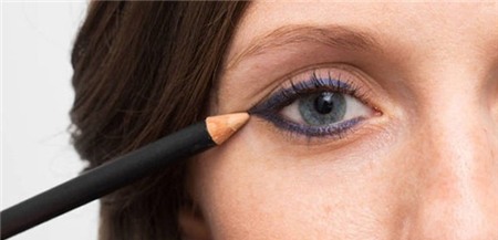 14 mẹo nhỏ giúp bạn kẻ eyeliner mỏng, đẹp, sắc như tranh vẽ 8