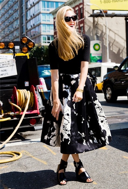 Những set đồ đen-trắng gây thương nhớ của Hà Hồ