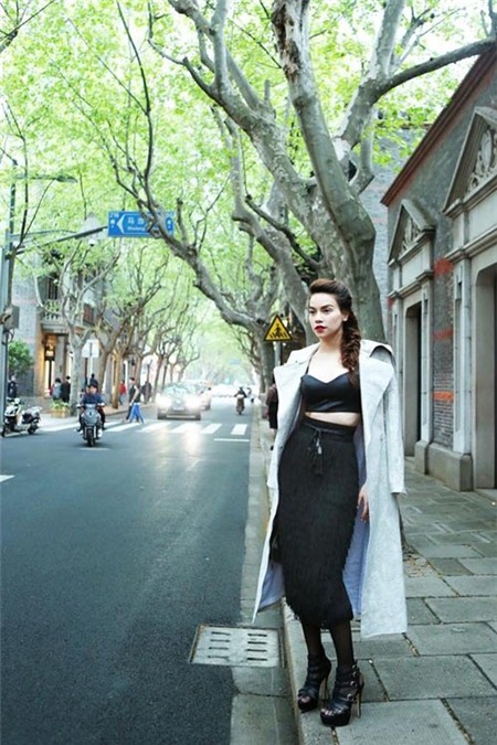 Những set đồ đen-trắng gây thương nhớ của Hà Hồ