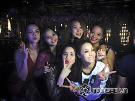 Trang Nhung bụng bầu to vẫn tiệc tùng tưng bừng