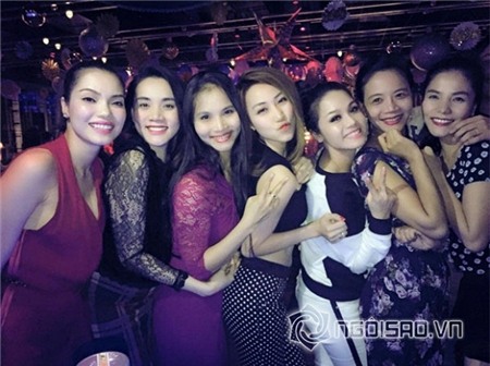 Trang Nhung bụng bầu to vẫn tiệc tùng tưng bừng