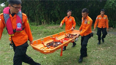 Chuyên viên cơ quan cứu nạn Indonesia trong chiến dịch tìm kiếm chuyến bay mất tích QZ8501. Ảnh: CNA