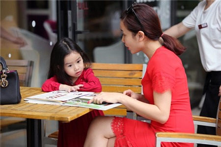 Lưu Hương Giang cùng con gái Mina nổi bật khi đi dạo trong 1 trung tâm mua sắm sang trọng. Hai mẹ con thu hút với trang phục màu đỏ.