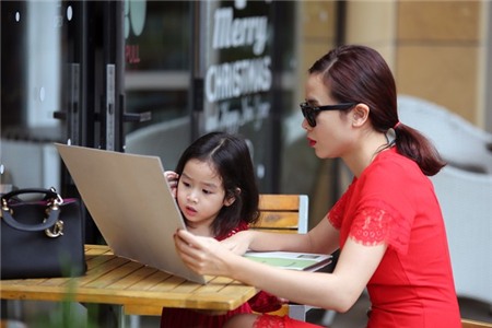 Vì ít xuất hiện trước công chúng nên mỗi khi Mina lộ diện đều tạo được sức hút riêng. Cô bé cũng sở hữu lượng fans khủng không kém gì bố mẹ.