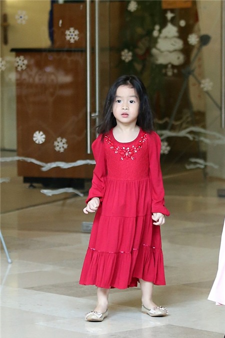 Theo chia sẻ của Lưu Hương Giang, Mina thích bắt chước mẹ làm ca sỹ. Cô bé cũng khá thông minh, nhạy cảm.