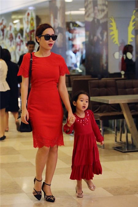 Lưu Hương Giang gây chú ý khi diện chiếc váy đỏ gợi cảm được mix cùng kính, túi xách và giày đen. Trong khi đó con gái lại xuất hiện với bộ váy maxi như công chúa.
