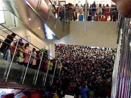 Người dân đã đổ xô tới một trung tâm mua sắm để tranh giành quà tặng miễn phí. (Nguồn: CCTVNews)