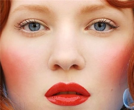 Đánh má hồng quá nhiều: Bạn thường đánh nhiều phấn má hồng vì sợ chúng sẽ nhạt đi nhanh chóng. Hơn nữa, nếu bạn sử dụng cọ để đánh má hồng khiến bạn không chắc chắn được số lượng phấn cần dùng khi trang điểm. Màu sắc đậm đà khiến khuôn mặt mất tự nhiên khi tập trung quá nhiều vào gò má.