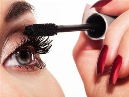 Mascara bị vón cục trên mi mắt: Mascara, nếu được áp dụng đúng cách, sẽ giúp bạn có đôi mắt hút hồn và cực kỳ lôi cuốn. Tuy nhiên, mọi thứ sẽ khác nếu bạn dùng mỹ phẩm quá hạn và xuống cấp. Phát hiện những sợi ngắn dài lộn xộn, bạn nên biết rằng đã đến lúc để thay một chiếc mascara mới cho lông mi của mình.