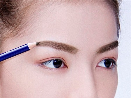 Kẻ lông mày bằng chì: Sử dụng bút chì để tô lông mày có thể làm đường chân mày thiếu tự nhiên, cứng. Thay vào đó, bạn nên chọn phấn mắt có màu phù hợp với lông mày, thoa lên bằng chổi bản nhỏ. Cách này khiến lông mày tươi tắn và tự nhiên, mềm mại hơn.