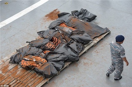 Những hình ảnh đau lòng trong nhiều ngày tìm kiếm QZ8501 vừa qua 16