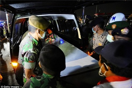 Những hình ảnh đau lòng trong nhiều ngày tìm kiếm QZ8501 vừa qua 19