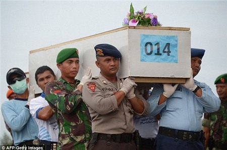 Những hình ảnh đau lòng trong nhiều ngày tìm kiếm QZ8501 vừa qua 21