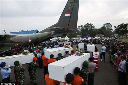 Những hình ảnh đau lòng trong nhiều ngày tìm kiếm QZ8501 vừa qua 23