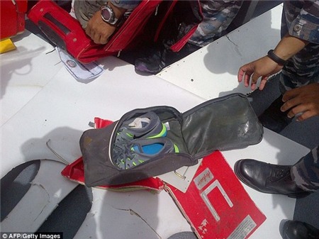 Những hình ảnh đau lòng trong nhiều ngày tìm kiếm QZ8501 vừa qua 4