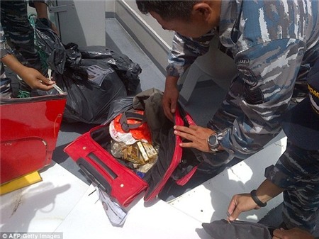 Những hình ảnh đau lòng trong nhiều ngày tìm kiếm QZ8501 vừa qua 5