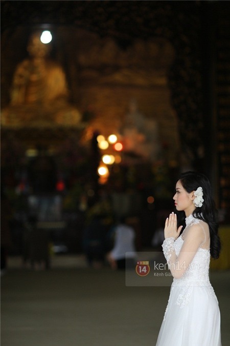 HOT: Tâm Tít và chồng đang làm lễ Hằng Thuận tại chùa 11