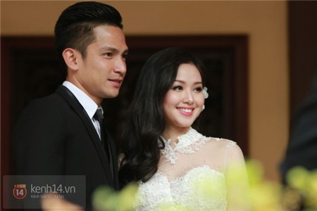 HOT: Tâm Tít và chồng đang làm lễ Hằng Thuận tại chùa 8