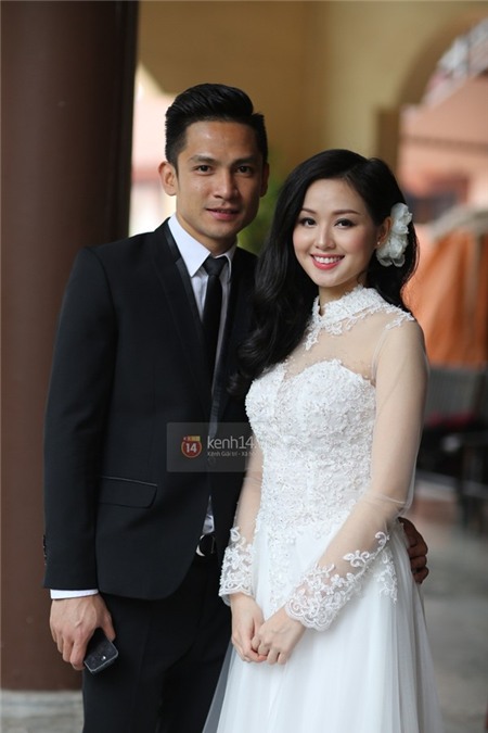 HOT: Tâm Tít và chồng đang làm lễ Hằng Thuận tại chùa 9