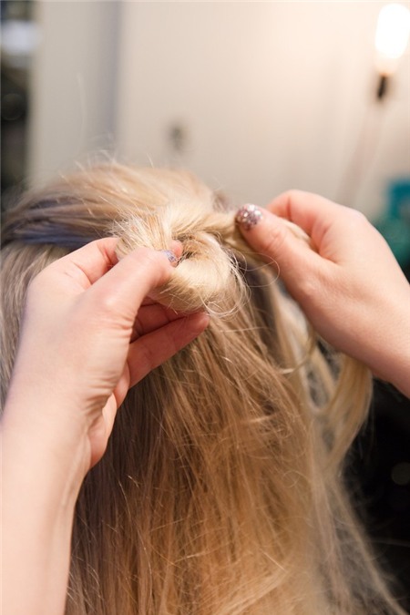 3 kiểu tóc búi "sang chảnh" mà dễ làm cho phong cách đầu năm mới 16