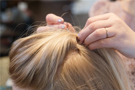 3 kiểu tóc búi "sang chảnh" mà dễ làm cho phong cách đầu năm mới 3