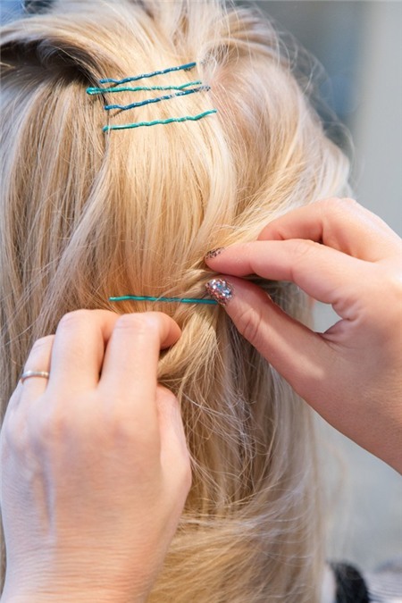 3 kiểu tóc búi "sang chảnh" mà dễ làm cho phong cách đầu năm mới 5