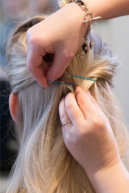 3 kiểu tóc búi "sang chảnh" mà dễ làm cho phong cách đầu năm mới 6