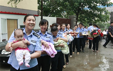 Bác sĩ sản khoa lừa thai phụ lấy bé sơ sinh đem bán 2