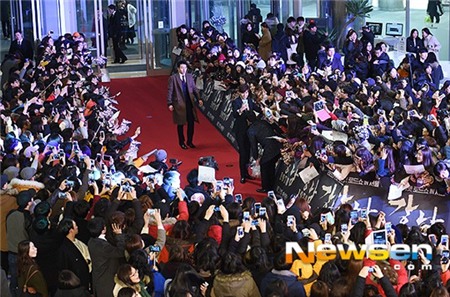 Từ lối vào thảm đỏ, tên của hai nam chính được các fan hò reo, đặc biệt là Lee Min Ho – nam diễn viên năm ngoái có bộ phim The Heirs gây sốt trên màn ảnh nhỏ. Anh dừng lại để ký tặng, chụp ảnh với fan.