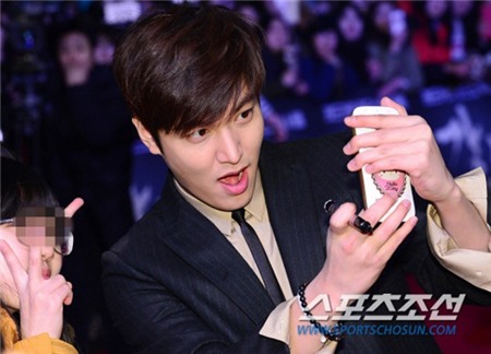 Nam diễn viên sinh năm 1987 thoải mái cầm điện thoại tự sướng với người hâm mộ. Lee Min Ho ghi điểm nhờ thái độ thân thiện. Anh chưa từng gặp sự cố làm mất lòng fan.