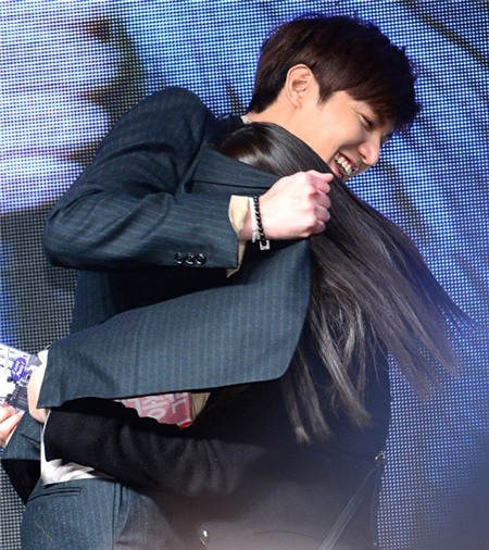 Sau phần thảm đỏ, dàn cast giao lưu với người hâm mộ. Lee Min Ho dành 2 chiếc ôm tình cảm với fan nữ. 2 cô gái ôm chặt lấy thần tượng, dấu mặt vào áo vest của Min Ho.