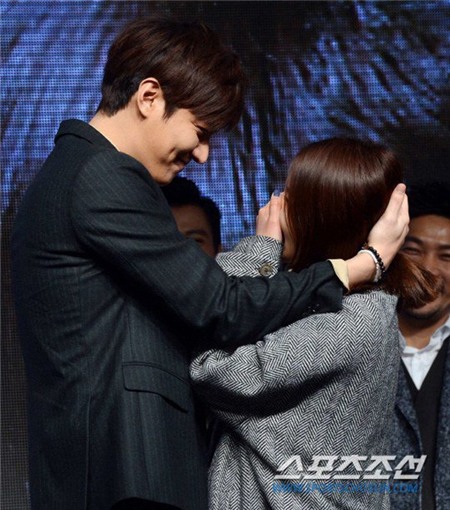 Nam diễn viên trìu mến với người hâm mộ. Trên sân khấu Lee Min Ho cũng trổ tài khiêu vũ, nhảy nhót với fan.