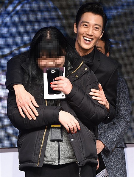 Kim Rae Won cũng khiến một fan nữ ngượng ngùng với chiếc ôm từ đằng sau – kiểu ôm thường thấy trong phim truyền hình lãng mạn ở Hàn Quốc. Gangnam Blues sẽ ra rạp chính thức từ ngày 21/1, một vài hình ảnh trong phim đã được nhà sản xuất hé lộ.