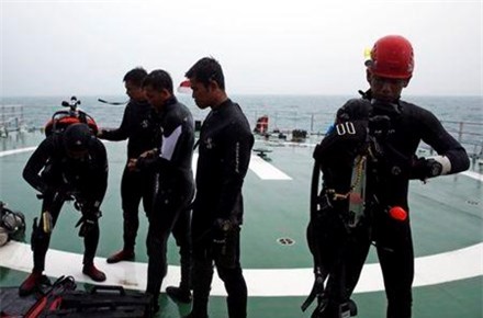 Các thợ lặn tham gia hoạt động tìm kiếm máy bay QZ8501.