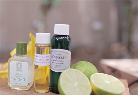 Để bắt tay chế tạo dung dịch xịt khoáng, bạn cần chuẩn bị các nguyên liệu sau: 1 ít nước cất hoặc nước tinh khiết, vài quả chanh hoặc 1 nắm lá bạc hà, tinh dầu lá trà (có thể thay bằng tinh dầu hoa oải hương, tinh dầu hạnh nhân), 1 bình xịt nước hoa cũ và 1 chiếc phễu nhỏ để đổ dung dịch vào trong chai.