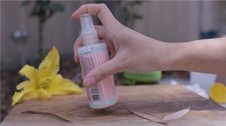 Lắc đều dung dịch và thử nghiệm trên tóc cùng vài vùng da nhạy cảm để kiểm tra độ nhạy cảm của cơ thể. Dù có tác dụng dưỡng ẩm tốt, nhưng dung dịch tự nhiên này không chứa chất bảo quản nên chỉ sử dụng trong 1 - 2 ngày và cần được bảo quản trong tủ lạnh.