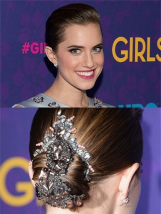 Allison Williams chọn cách tô điểm cho búi tóc thấp của mình bằng chiếc kẹp tóc đính đá. Phong cách này khá phù hợp với những buổi tiệc đêm nhưng nó cũng có thể khiến bạn trông già đi.