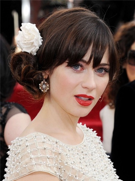 Với mái tóc búi khá điệu đà, Jooey Deschanel chỉ cần điểm xuyết thêm cho nó bằng một bông hoa nhỏ xinh xắn.