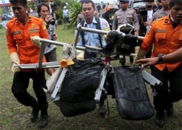 Cận cảnh mảnh vỡ QZ8501 nằm dưới đáy biển