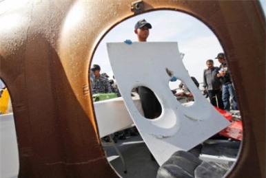 Cận cảnh mảnh vỡ QZ8501 nằm dưới đáy biển