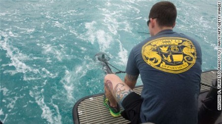 Cận cảnh mảnh vỡ QZ8501 nằm dưới đáy biển