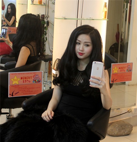 Hot girl Tâm Tít để lộ rõ bụng bầu trước ngày cưới - 1