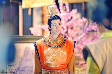 Vào tối ngày 4/1 vừa qua, Lý Trị Đình đã đốn tim nhiều fan nữ ngay cảnh diễn đầu tiên của mình trong Võ Mỵ Nương truyền kỳ. Tuy gương mặt mang nhiều nét Tây nhưng với tạo hình bắt mắt cùng vẻ đẹp mạnh mẽ, anh được dân mạng trao tặng danh hiệu “Vị hoàng đế đẹp trai nhất trên màn ảnh Hoa ngữ”.