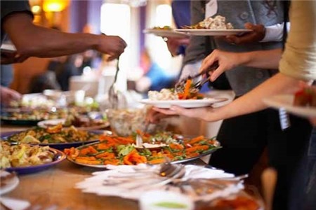 8. Ăn buffet cho bữa sáng. Một bữa ăn buffet sẽ khiến bạn khó xác định được lượng calo mình tiêu thụ cũng như các loại thực phẩm bạn ăn. Do đó, bạn dễ gặp phải sai lầm trong lựa chọn thực phẩm khiến cơ thể mệt mỏi, uể oải trong buổi sáng, giảm sự tập trung trong công việc. Thậm chí, bạn sẽ có nguy cơ tích thêm nhiều mỡ vào cơ thể nếu thường xuyên ăn sáng theo cách này.