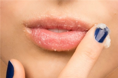 1. Không tẩy da chết cho môi: Dù bạn trang điểm ở đâu thì bạn cũng cần một làn da tốt, không loại trừ đôi môi. Nếu không tẩy da chết thường xuyên, những lớp bong tróc sẽ làm bờ môi trông rất xấu, nhất là khi dùng son lì. Có rất nhiều cách đơn giản để tẩy tế bào chết cho môi: dùng khăn ướt ấm lau đi phần da bị bong, hoặc bạn có thể tạo hỗn hợp tẩy da chết tại nhà với đường và dầu olive.