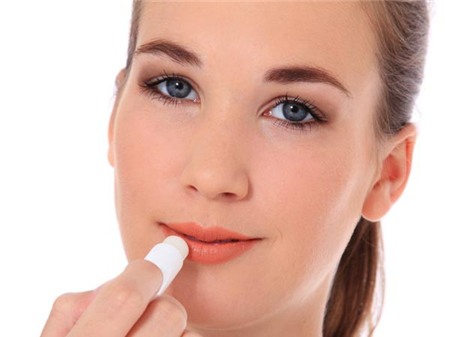 2. Không dưỡng môi: Nếu như bạn cần phải bôi kem nền trước khi trang điểm thì đôi môi của bạn cũng cần son dưỡng trước khi tô son môi. Dưỡng môi sẽ giúp đôi môi bạn mềm mại và mịn màng hơn, giúp màu son hòa hợp hơn với môi. Nếu môi bạn quá khô, hãy sử dụng son dưỡng để trong vòng 15 phút sau đó mới tô son để đạt hiệu quả tốt nhất.