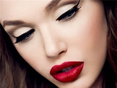 3. Chọn màu son không phù hợp: Thế giới son môi là vô vàn, những không phải một màu son sẽ hợp với tất cả các sắc da. Hãy tìm hiểu kỹ về tông màu da của mình, cả màu mắt và màu tóc của bạn để các màu sắc được hài hòa với nhau.