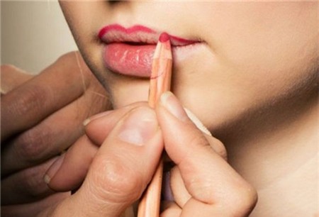 4. Dùng viền môi tối màu hơn màu son: Để tránh tô son lem ra ngoài, viền môi là một công cụ “cứu nguy” cho những cô nàng vụng về. Tuy nhiên, việc lựa chọn màu viền môi cũng rất quan trọng, hãy chọn màu gần nhất với màu son bạn sắp sử dụng, màu chì viền đậm hơn màu son sẽ làm đôi môi trông rất “kỳ quặc”.