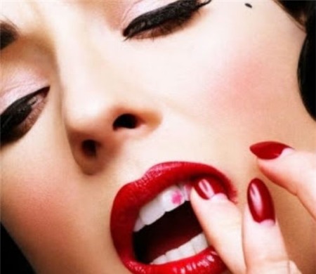5. Để son dính vào răng: Tô son quá nhiều sẽ dễ khiến bạn lâm vào tình cảnh “xấu hổ” này mà không hề hay biết. Để khắc phục, sau khi tô son, hãy bặm môi vào 1 tờ khăn giấy để lấy đi lớp son dư, và để đề phòng, hãy soi gương để có thể lau đi phần son dính trên răng ngay lập tức.