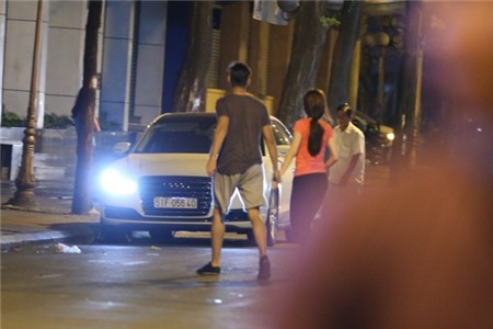 lo-tinh-moi-cua-angela-phuong-trinh-dai-gia-tham-my-co-nhay-dung